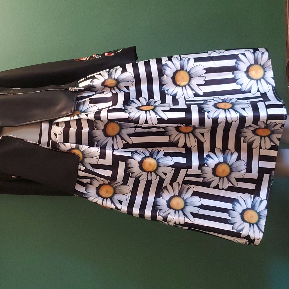 Women's A-line Skirt Black White w Stripes and Sunflowers 🌻 Size Medium